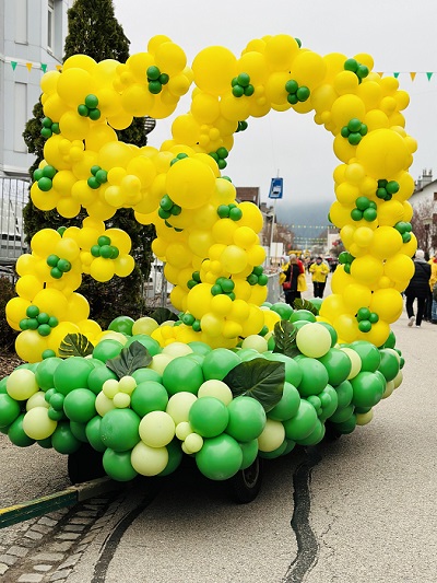 décoration-ballon-organiques-char-fête-jonquilles-gerardmer